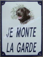 Plaque émaillée (20x15cm) je monte la garde + chien au choix