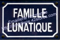 Plaque émaillée humoristique (10x15cm) Famille lunatique