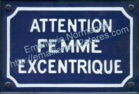 Plaque émaillée humoristique (10x15cm) Attention femme excentrique