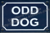 Plaque émaillée en anglais : Odd dog
