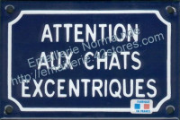 Plaque émaillée (10x15cm) attention chats excentriques