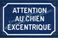 Plaque émaillée (10x15cm) attention chien excentrique