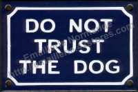 Plaque émaillée (10x15cm) Do not trust the dog