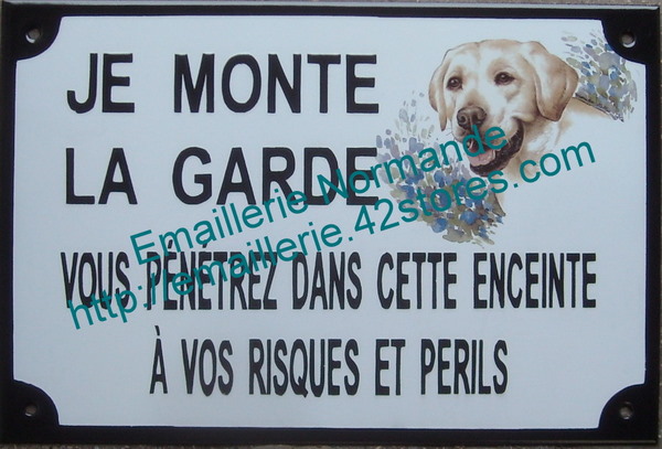 panneau plaque emaillee je monte la garde vous entrez dans cette enceinte a  vos risques et perils decor chien - EMAILLERIE NORMANDE fabricant français  de plaques émaillées